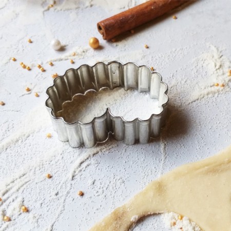 Raksts "Klausule ar viļņotām malām"