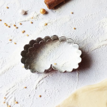 Raksts "Klausule ar viļņotām malām"